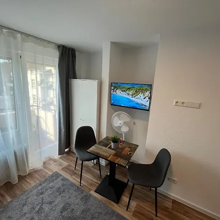 Hostal Hub 14 - Mit Balkon *