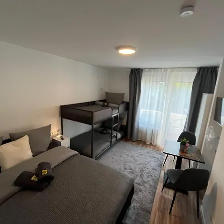 Hostal Hub 14 - Mit Balkon *