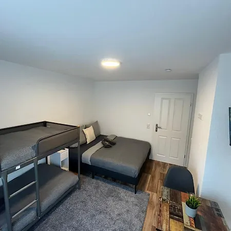 Hub 14 - Mit Balkon Hostal